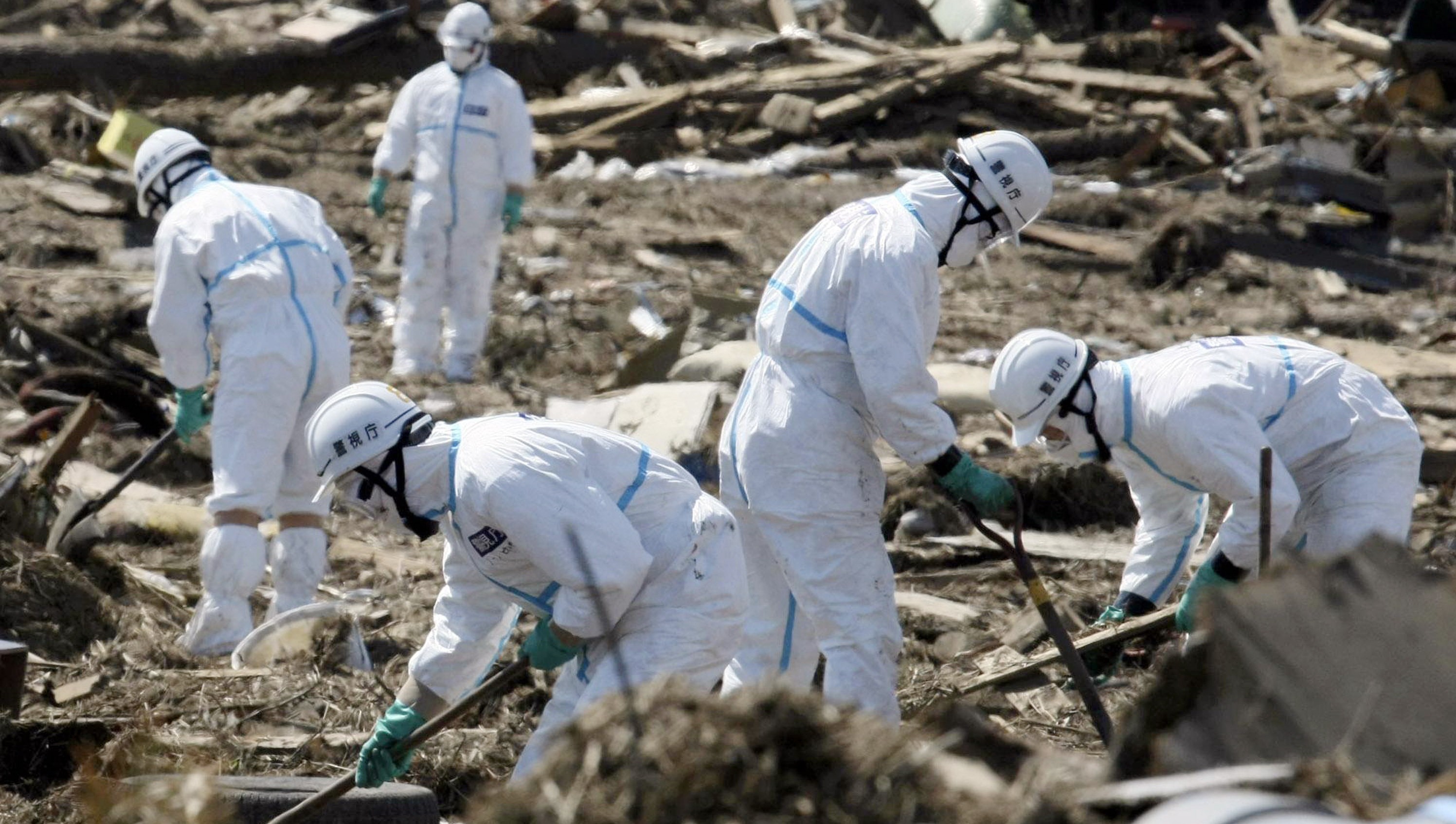 Prehľadávanie trosiek po zemetrasení v prefektúre Fukušima